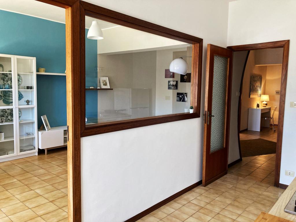 soggiorno e ingresso visti da cucina
